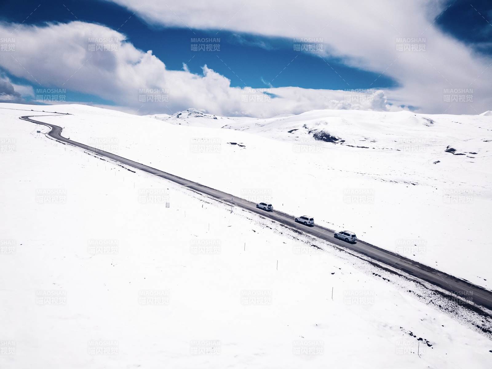 西藏珠峰大本营雪地公路行图片