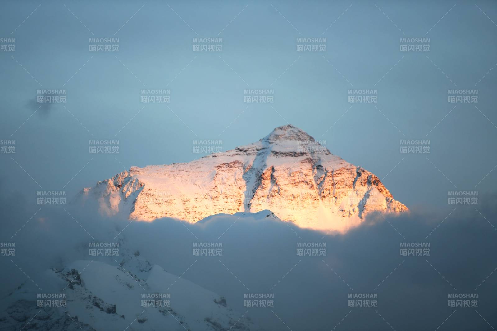 西藏珠峰雪山之巅 晨光初照图片