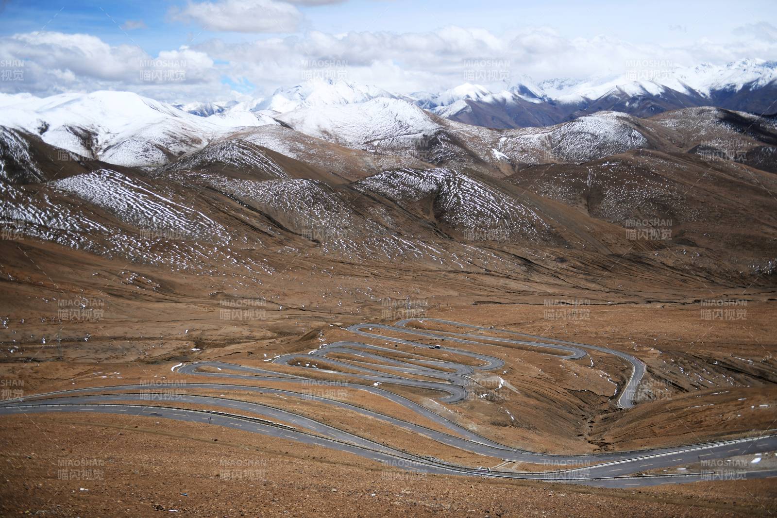 西藏珠峰108拐高原雪山下的蜿蜒公路图片
