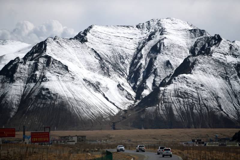 西藏雪山下的公路风景图片