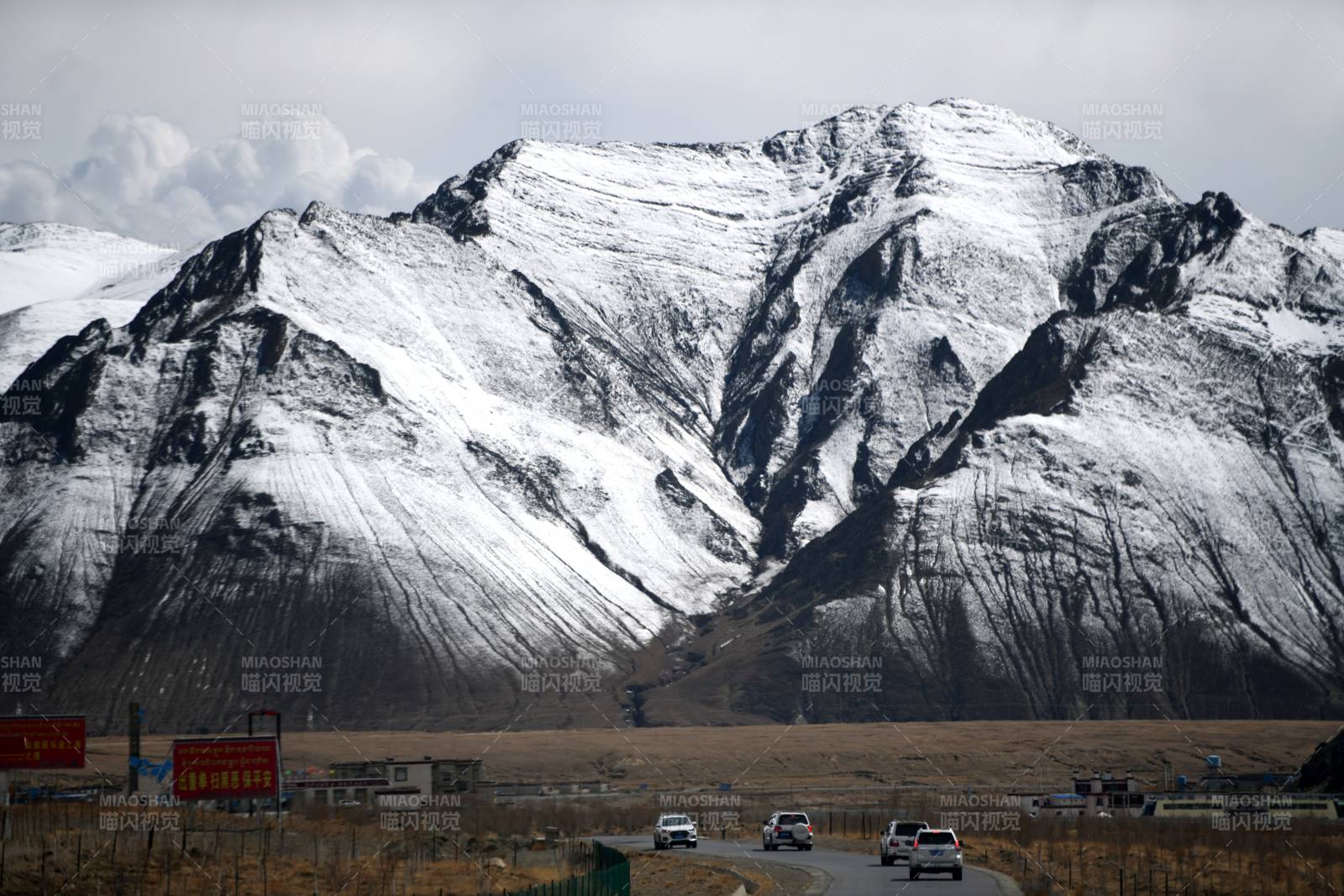西藏雪山下的公路风景图片