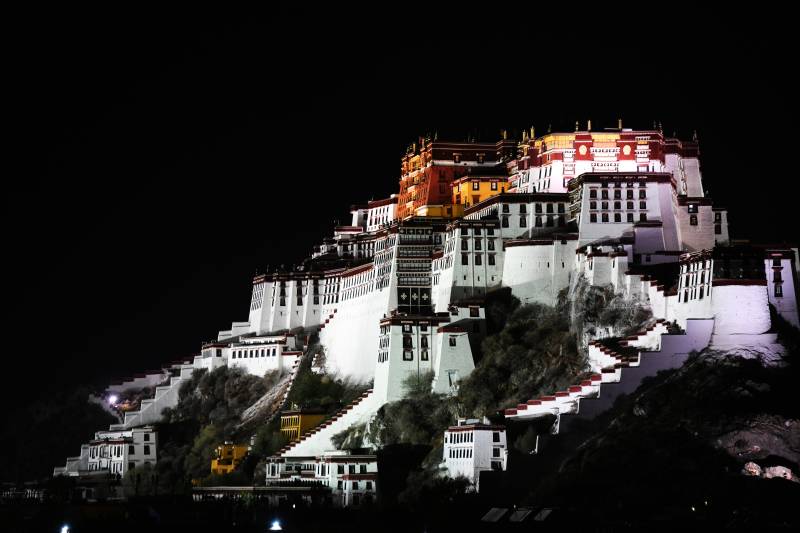 夜幕下的布达拉宫图片