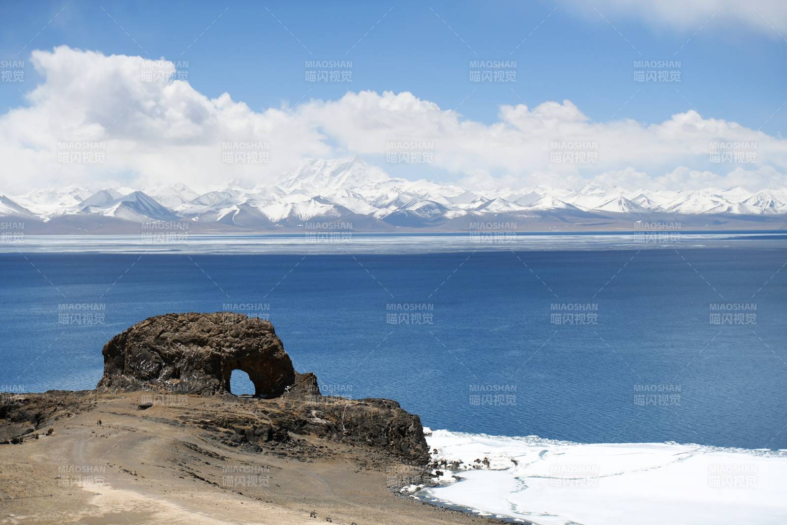 西藏高原湖泊与雪山风光图片