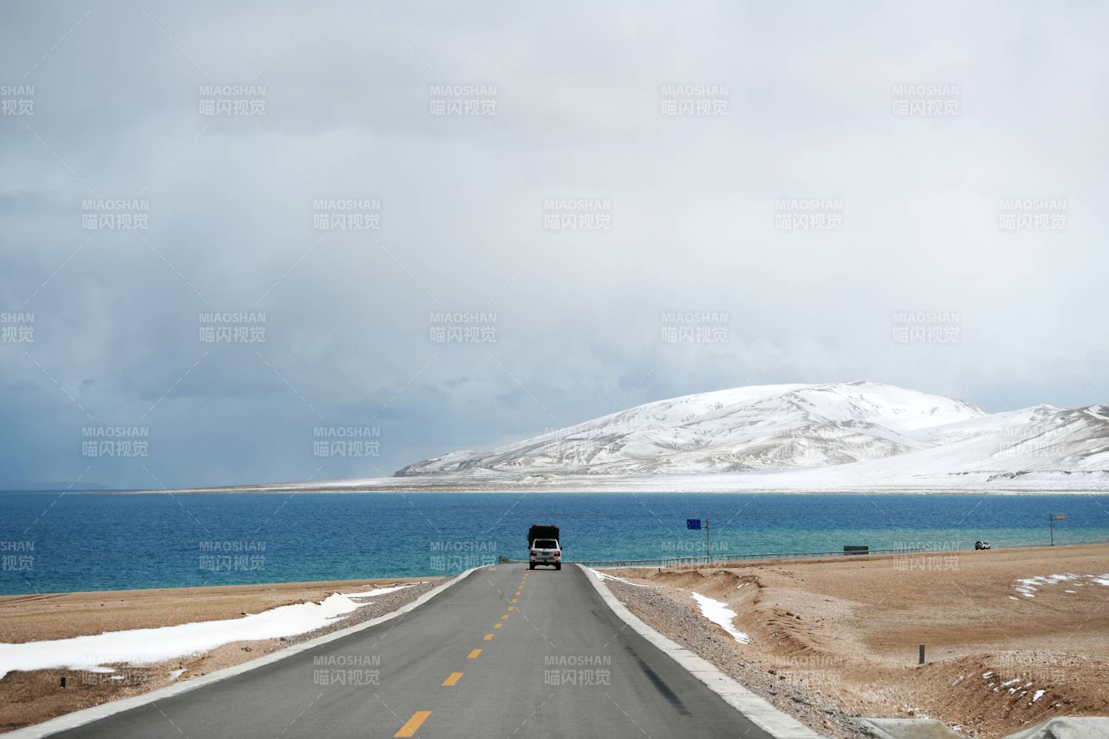 西藏雪山湖畔公路行图片