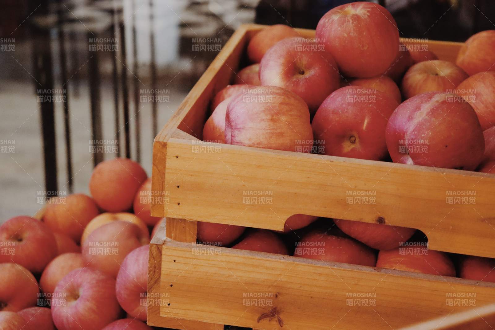木箱中的红苹果图片