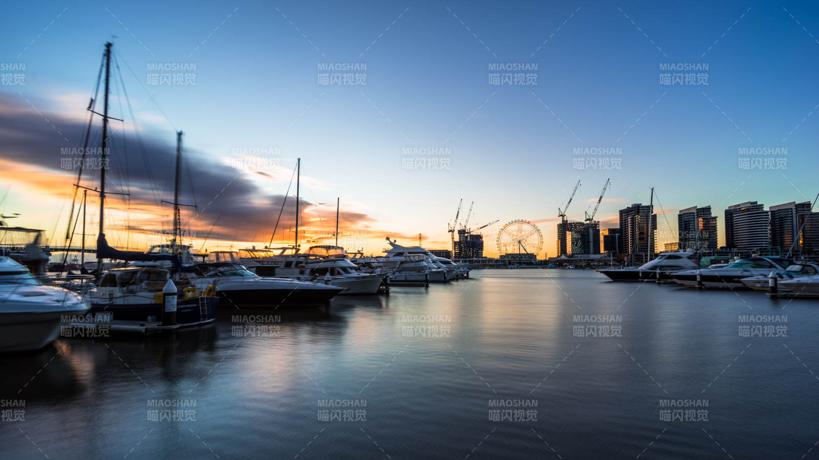 夕阳下的墨尔本雅拉河码头与城市剪影图片