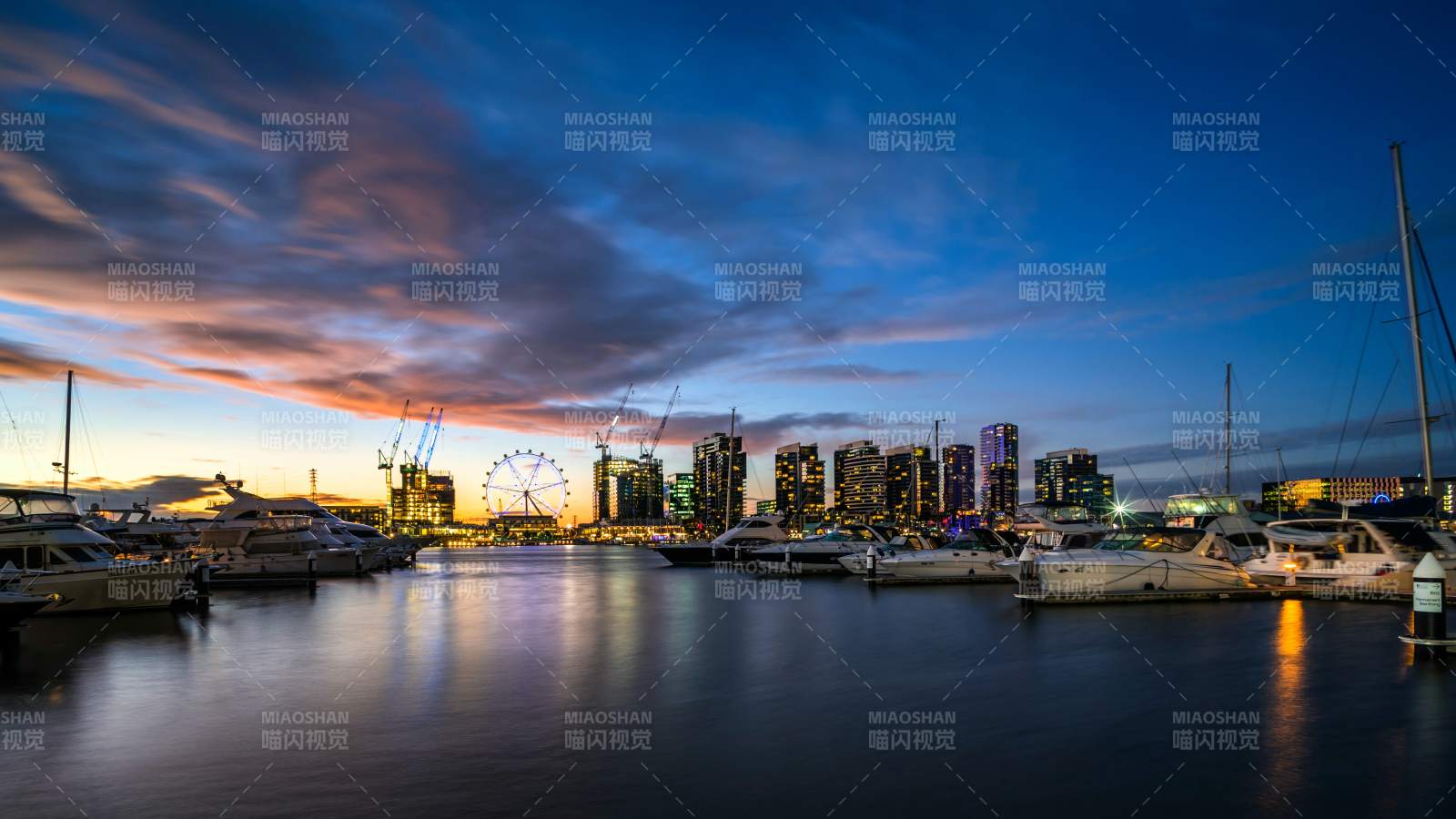 墨尔本雅拉河城市夜景与码头灯火图片
