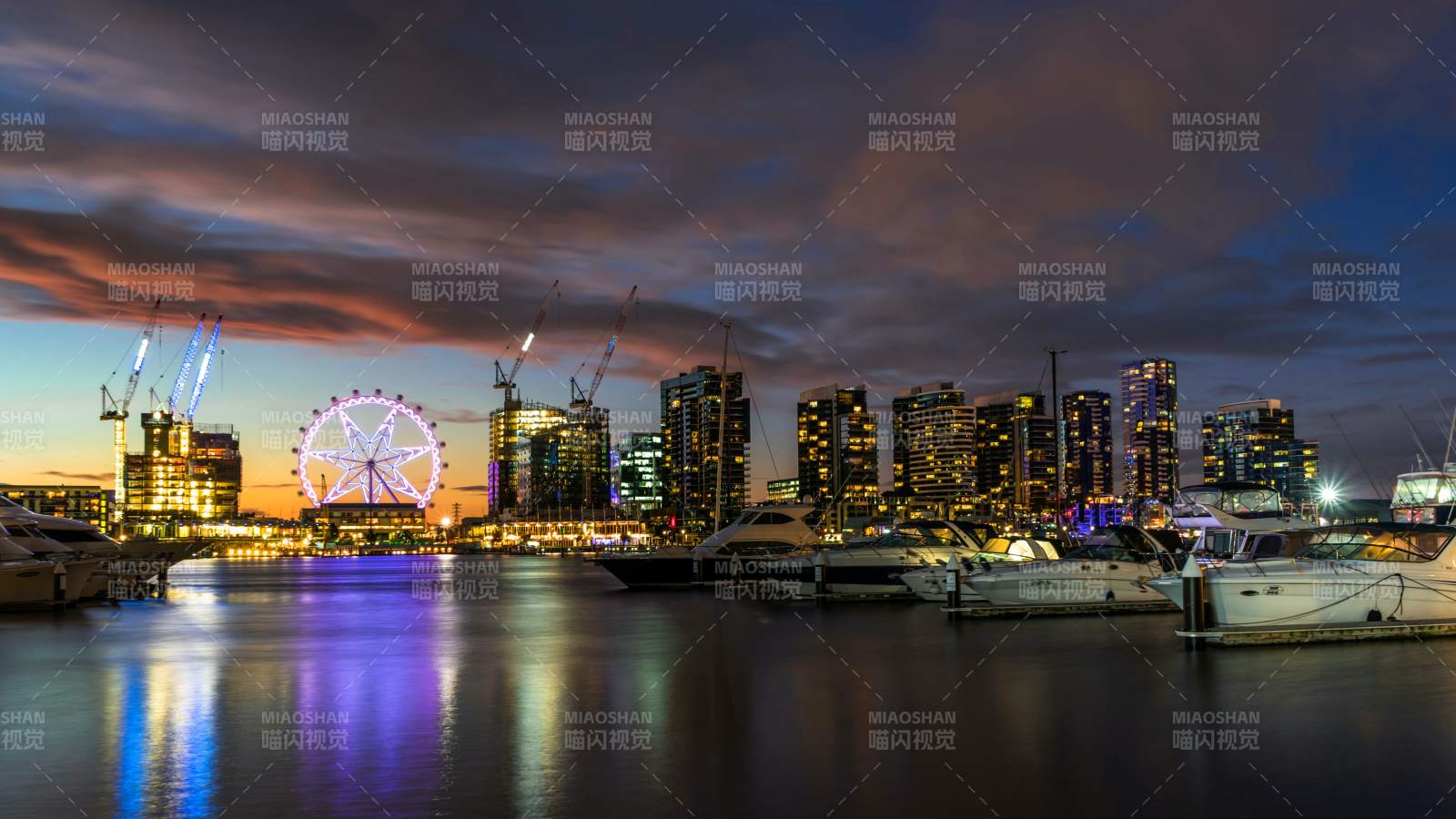 夜幕下的墨尔本雅拉河码头与摩天轮图片