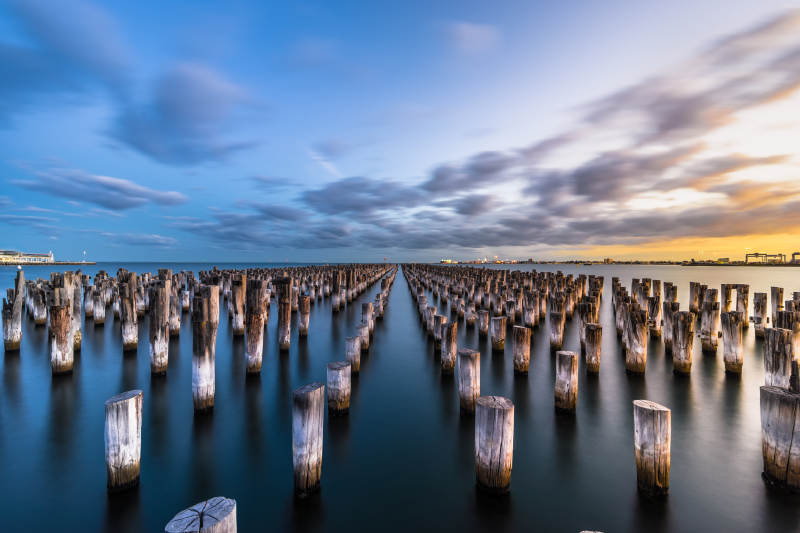 墨尔本王子海港木桩的宁静黄昏图片