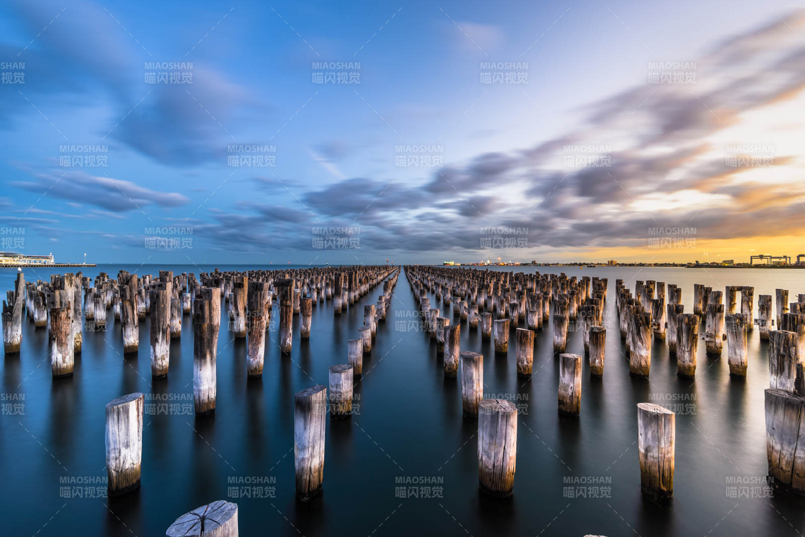墨尔本王子海港木桩的宁静黄昏图片