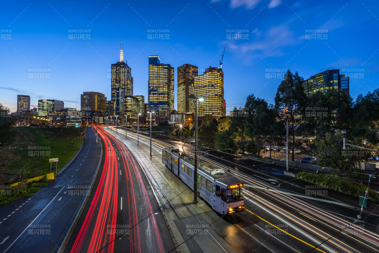 墨尔本城市夜景与交通流光图片