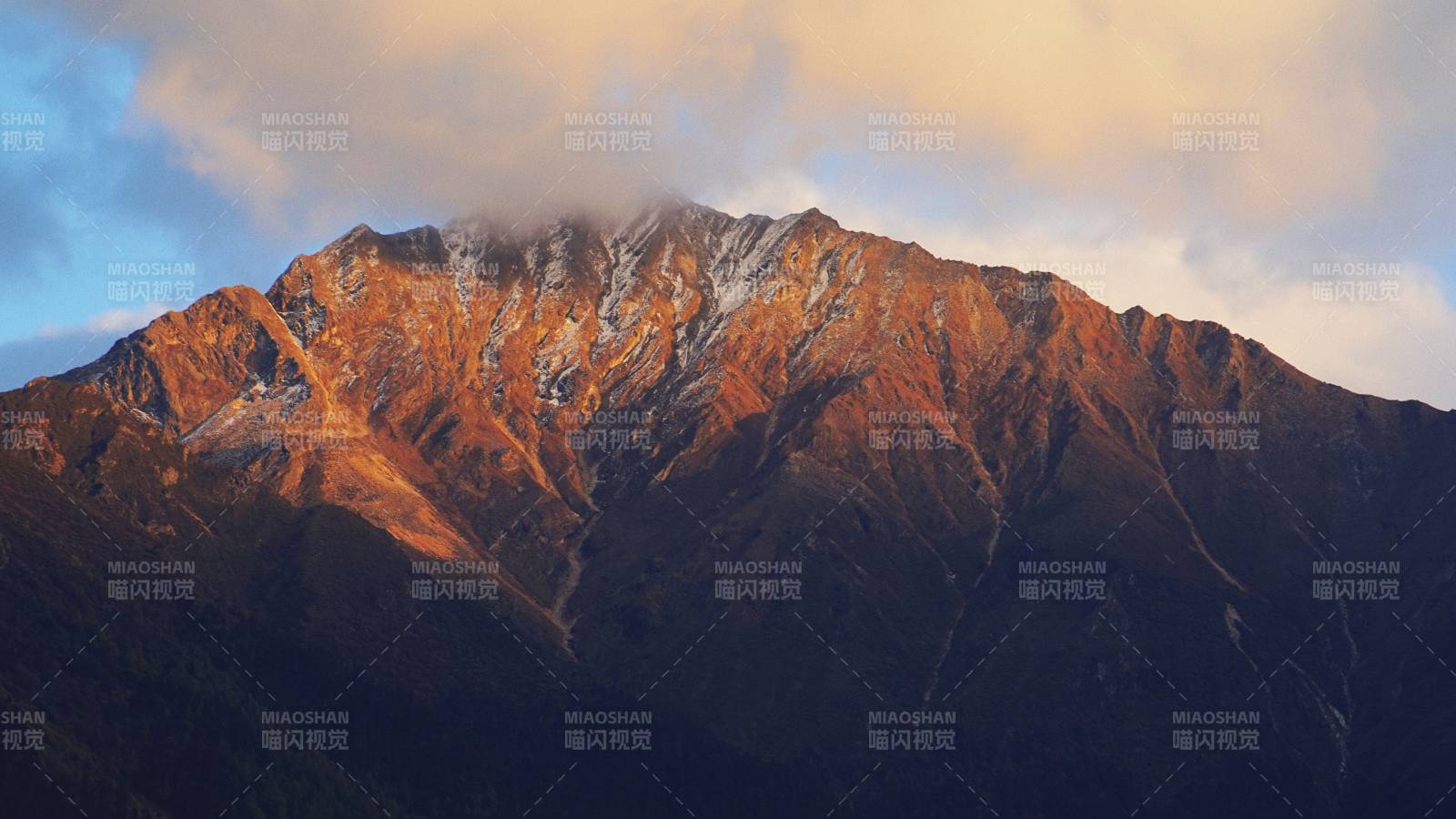 索松村的日照金山图片