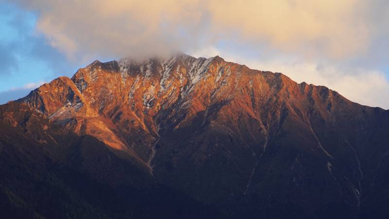 索松村的日照金山图片