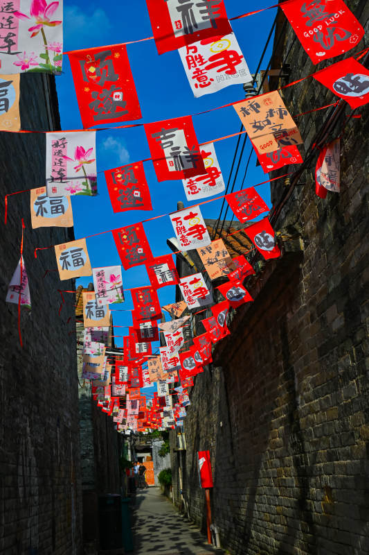 古巷红灯映蓝天图片
