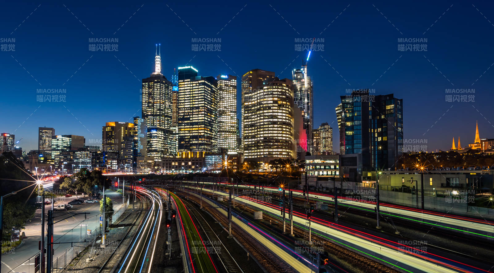 夜幕下的墨尔本城市铁路光影流线图片