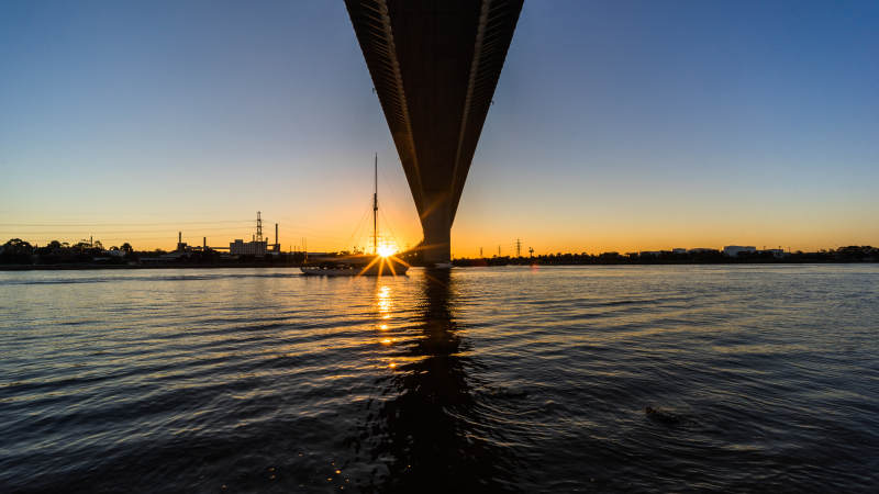 墨尔本西门大桥下夕阳映水景图片