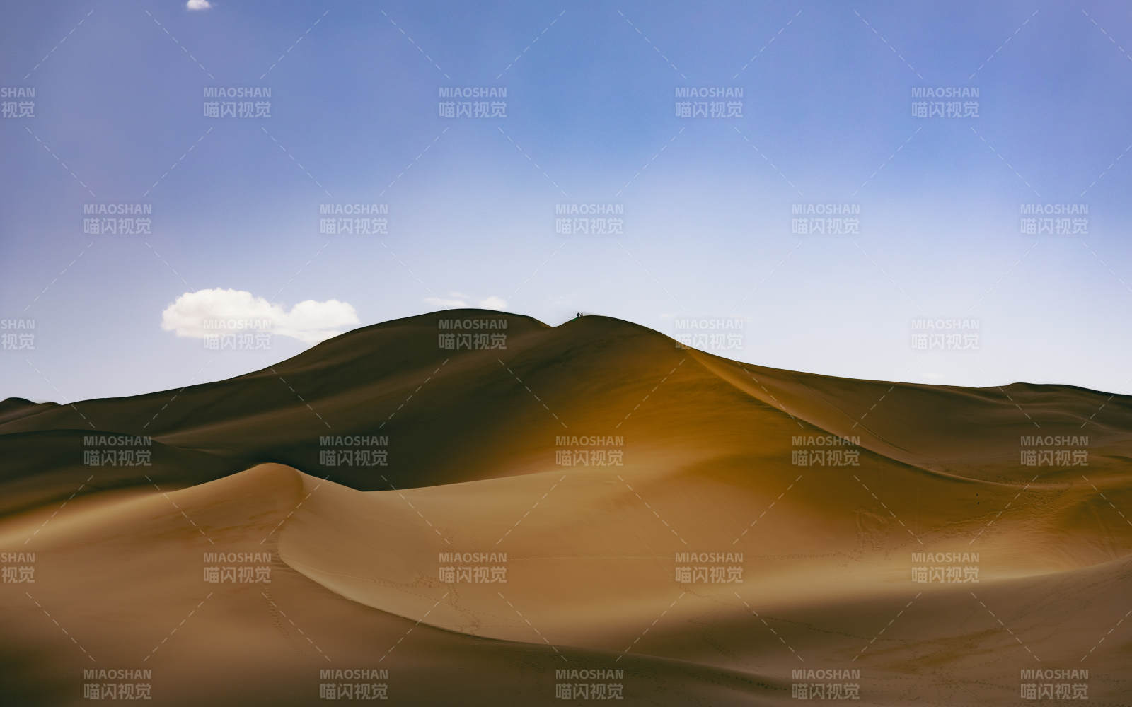 库木塔格沙漠沙丘与蓝天白云图片