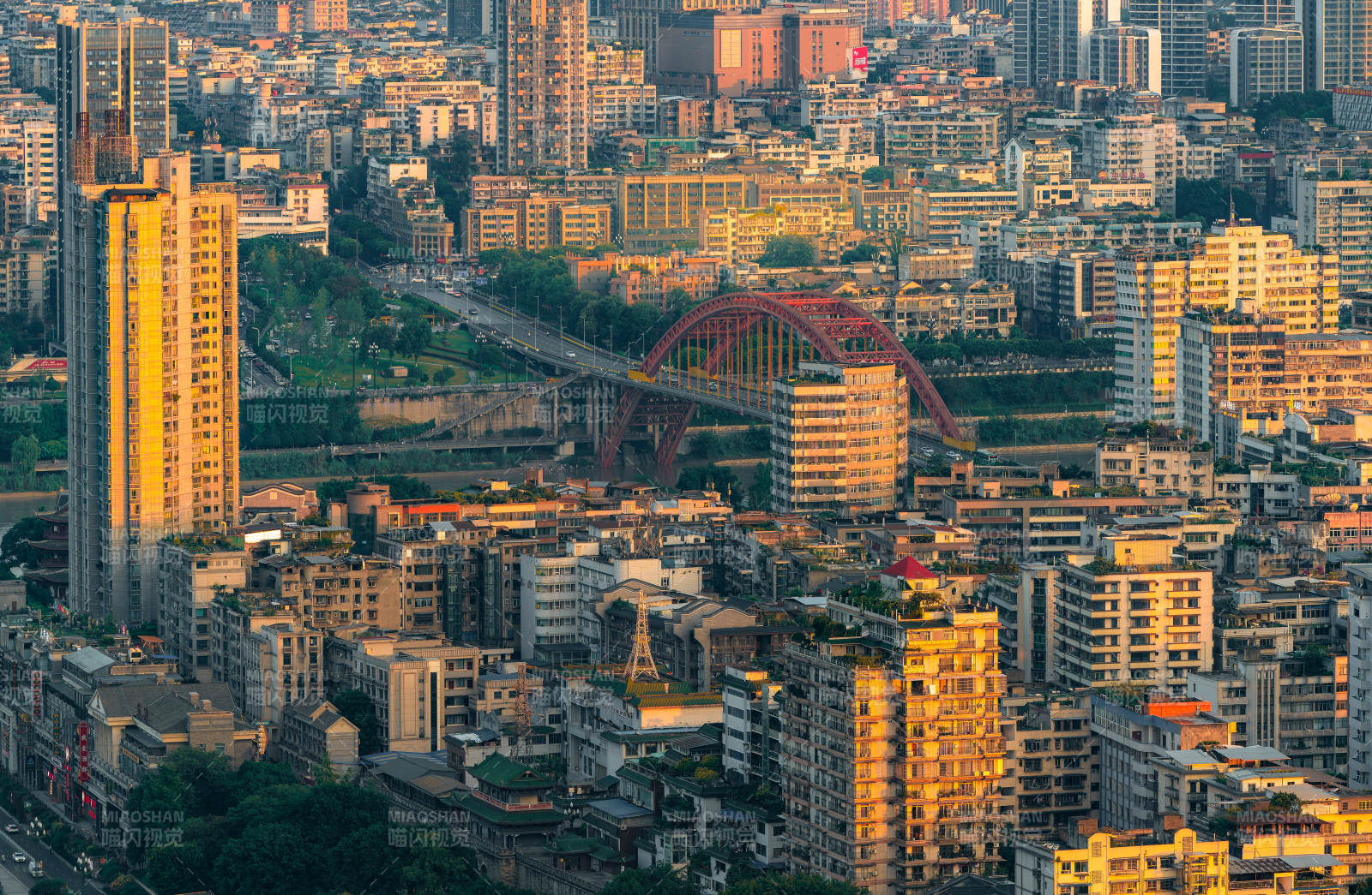 重庆城市建筑群城市黄昏 桥梁映辉图片