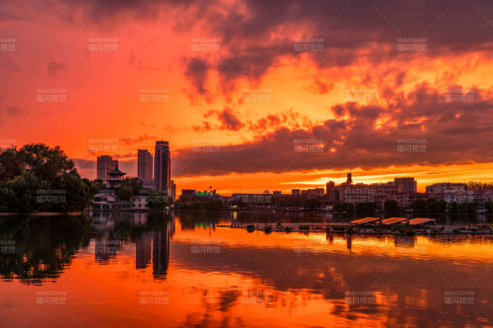 夕阳映照莱西月湖公园图片