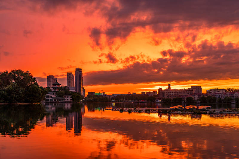 夕阳映照莱西月湖公园图片