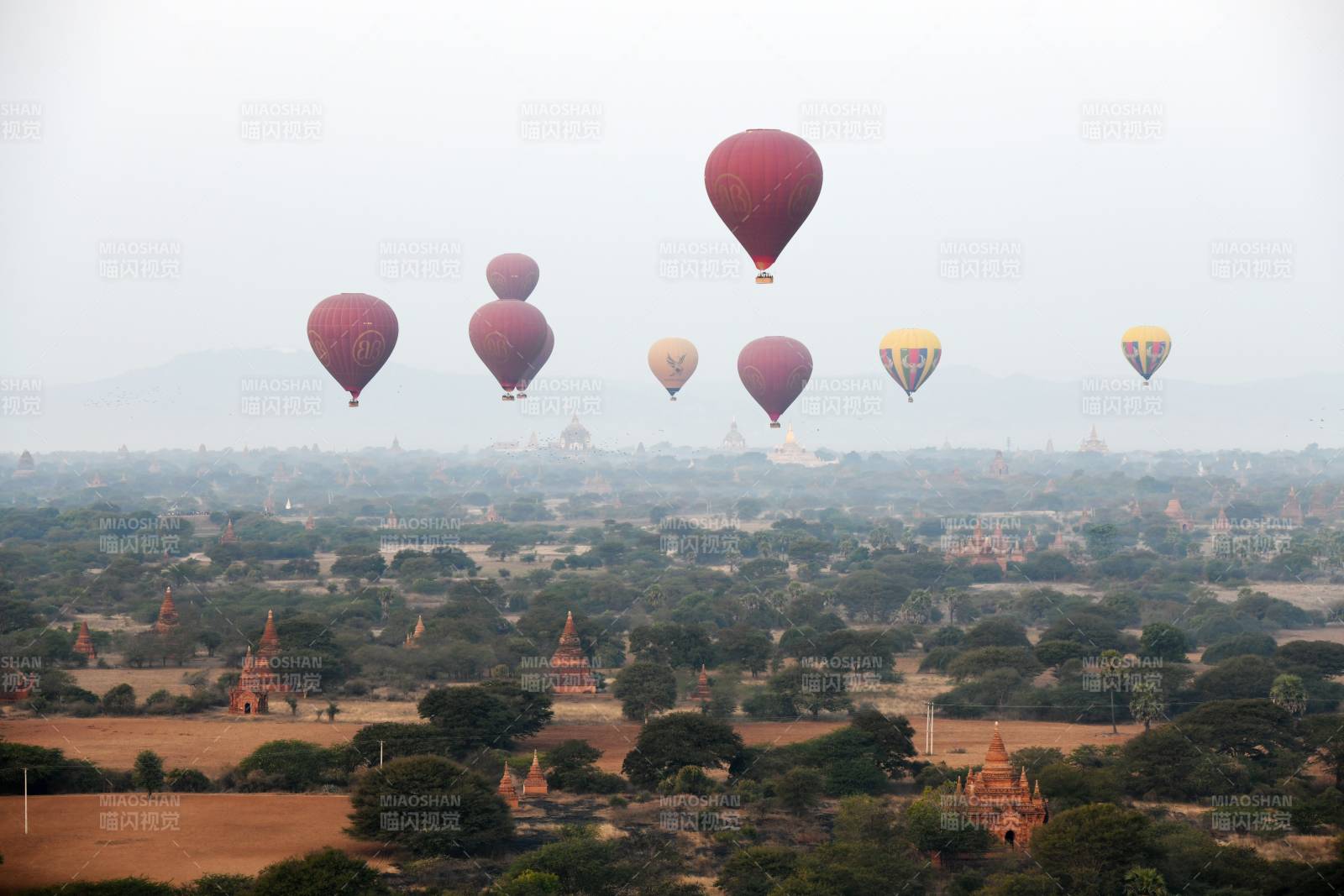 缅甸热气球飘扬在古寺之上图片