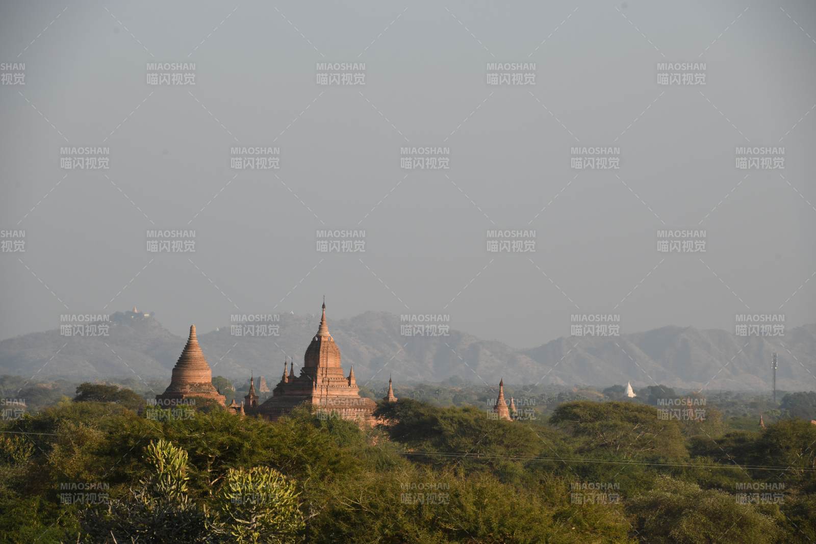 缅甸蒲甘的佛塔群远景图片