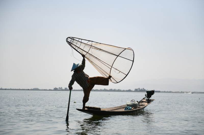 渔夫撒网捕鱼图片