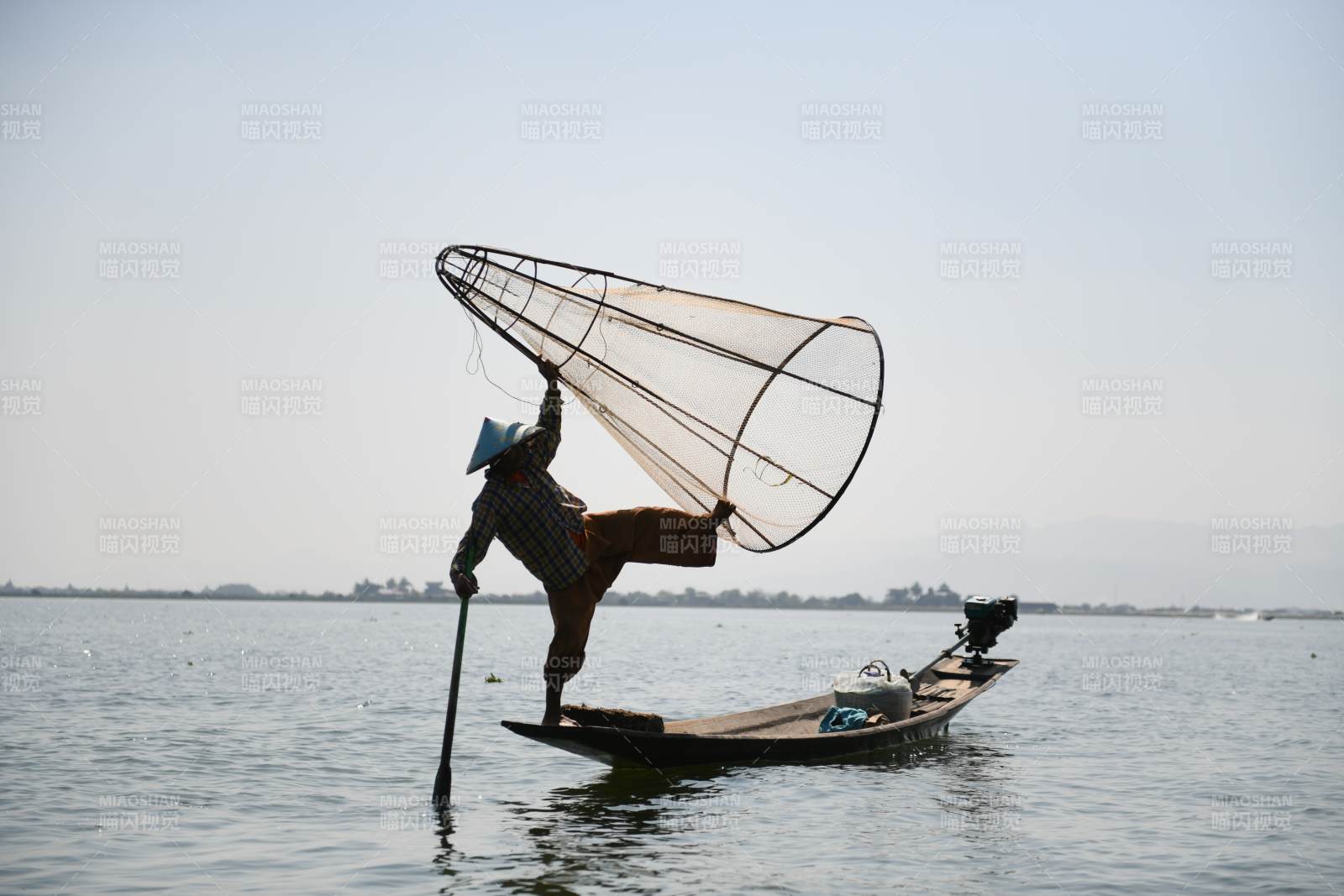 渔夫撒网捕鱼图片