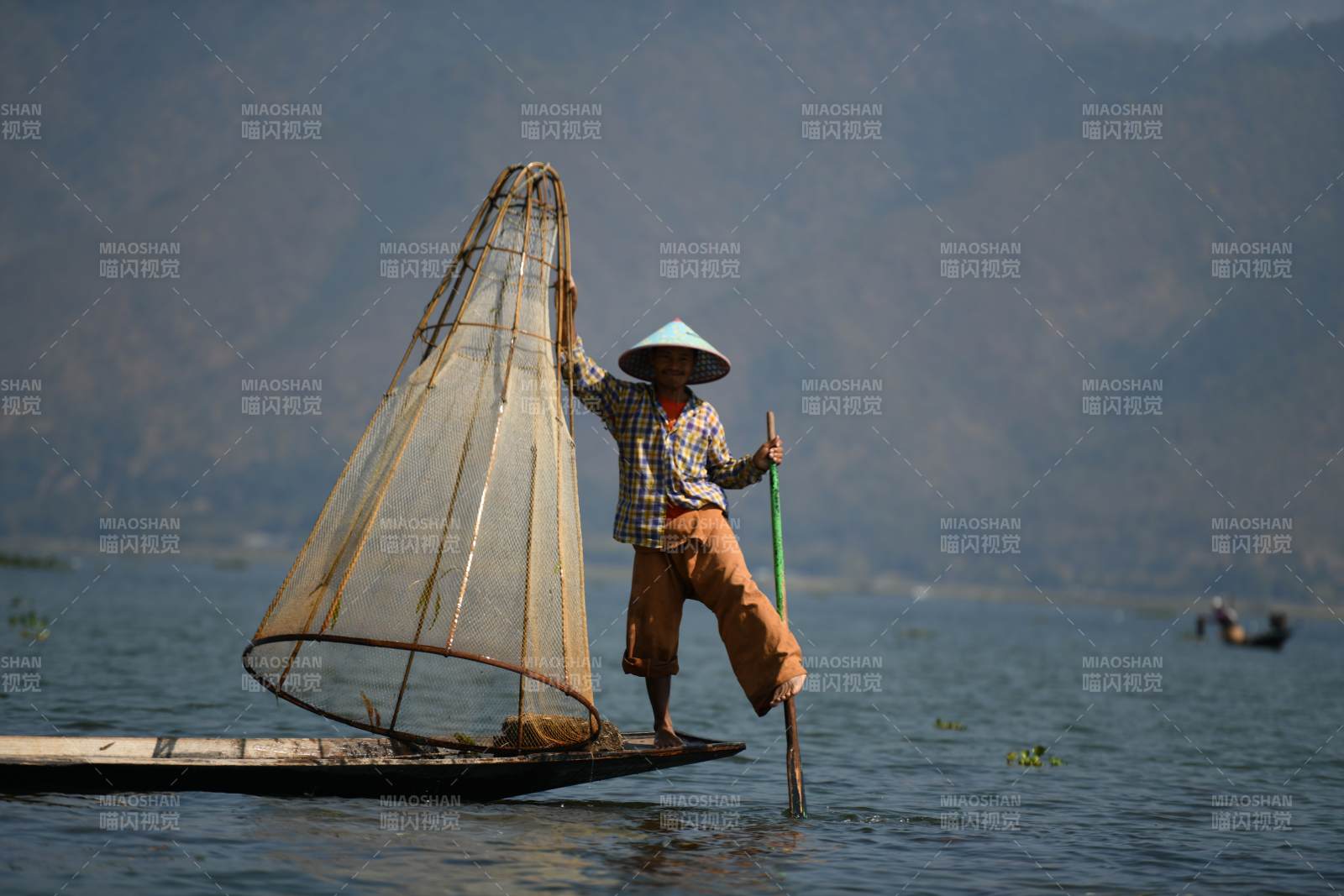 湖上独行 帆影悠悠图片