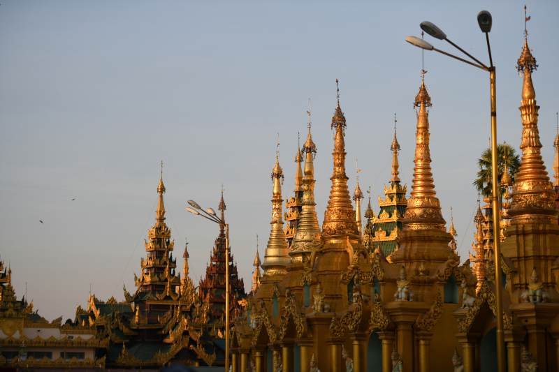 缅甸金色佛塔群落日余晖图片