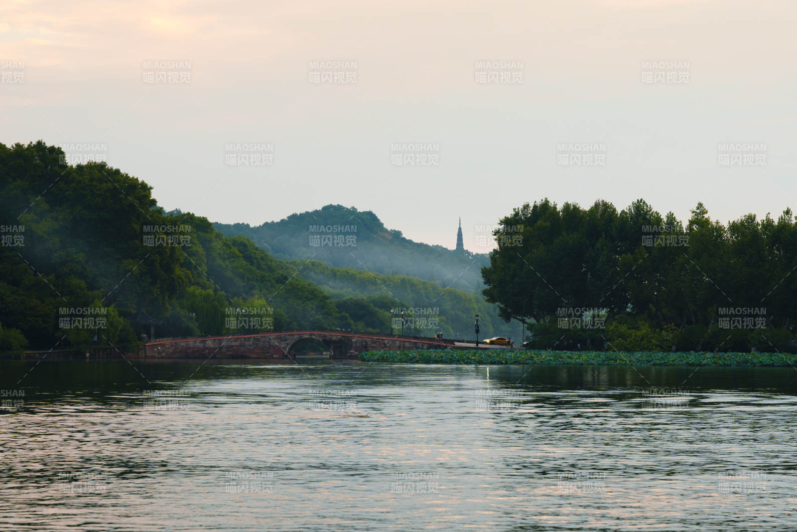 西湖晨雾中的湖畔风光图片