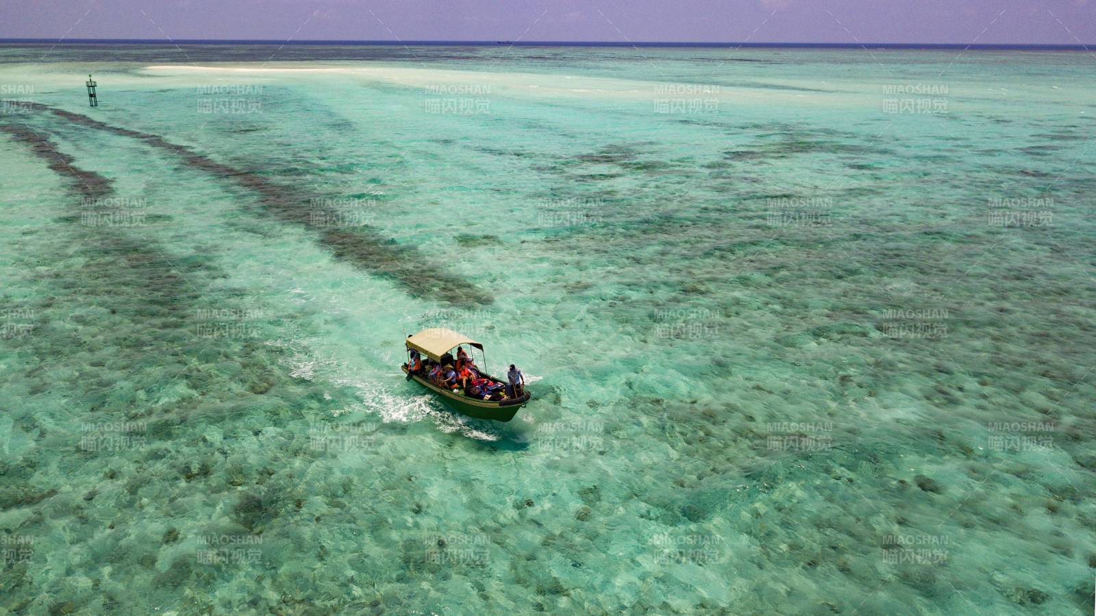 西沙群岛热带海域小船游弋图图片