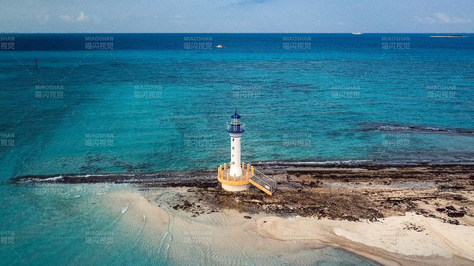 西沙群岛海岛灯塔 碧海蓝天图片