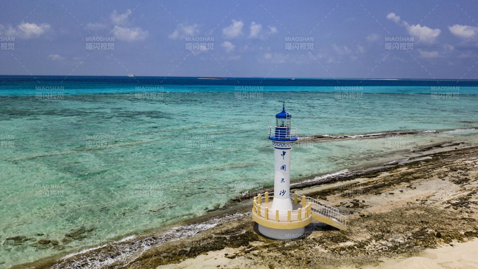 西沙群岛海岛灯塔与碧海蓝天图片