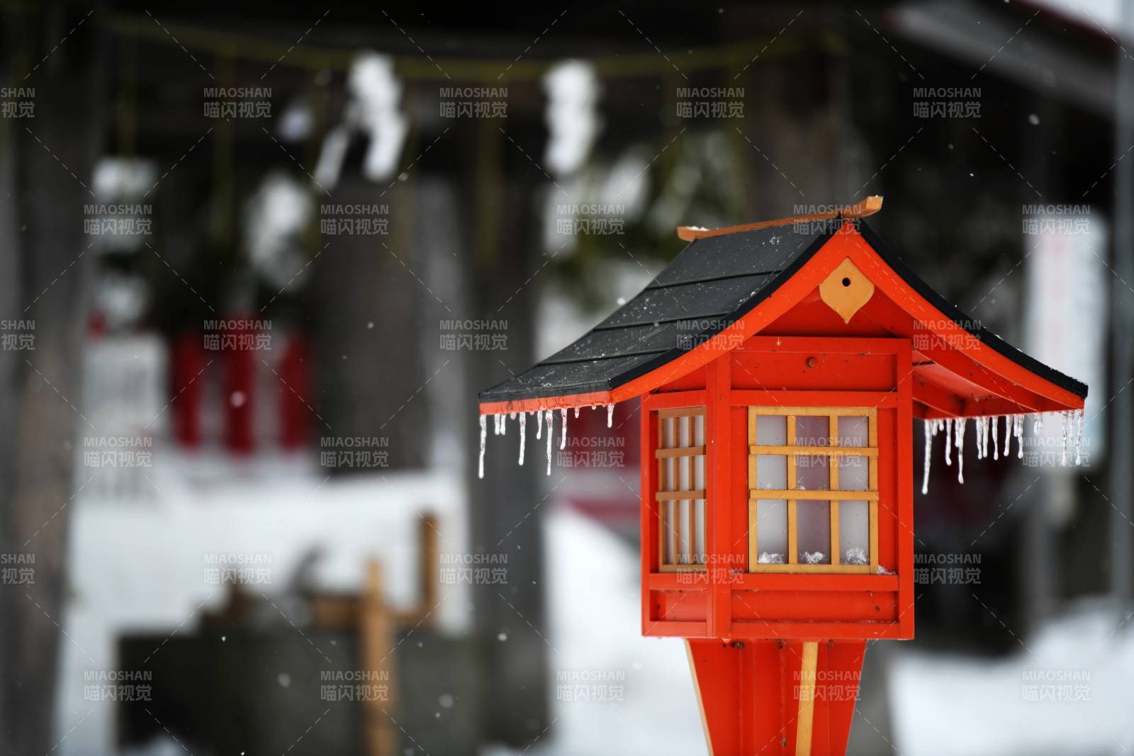 日本北海道雪中红灯笼 冬日静谧景图片