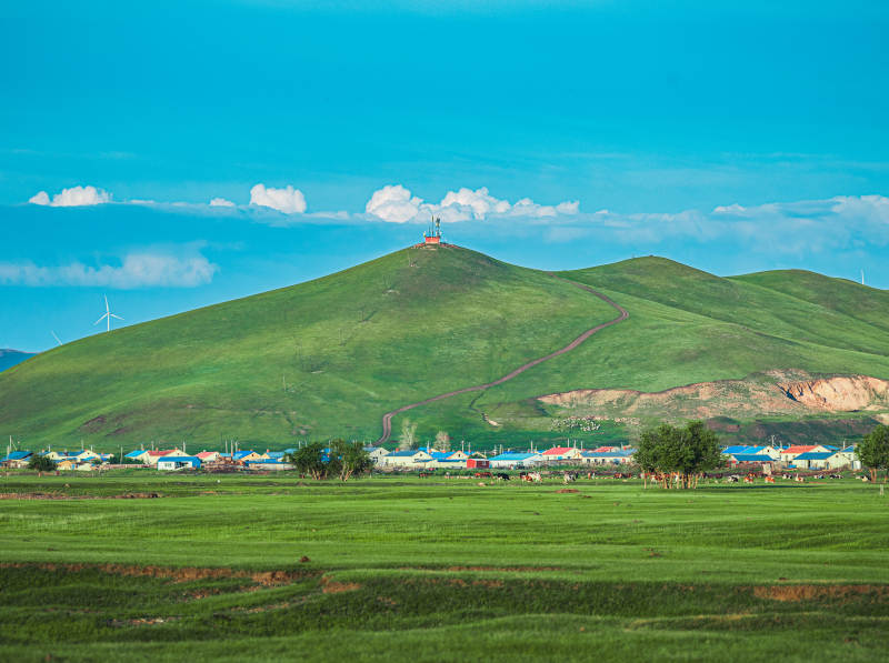 草原小镇与青山蓝天  呼伦贝尔图片