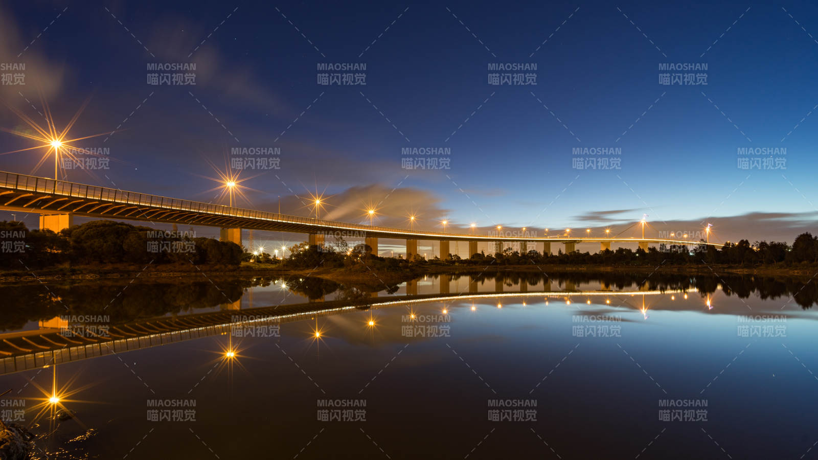 夜幕下的墨尔本西门大桥倒影图片
