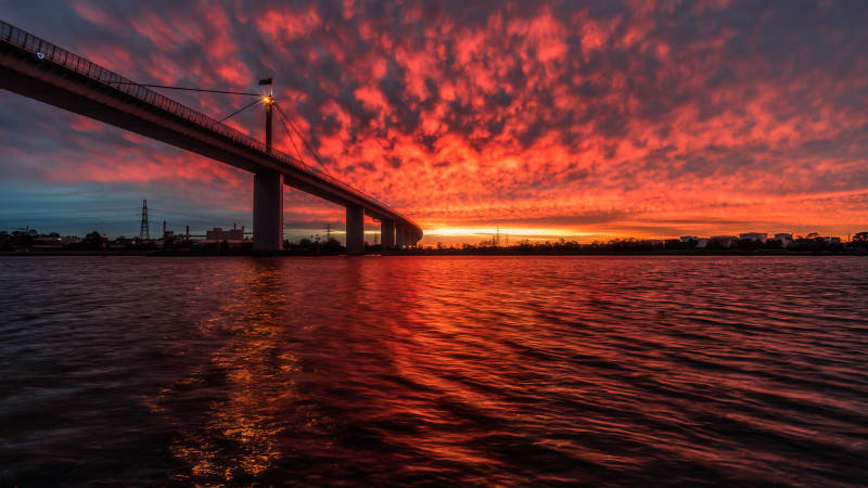 墨尔本西门大桥火烧云图片