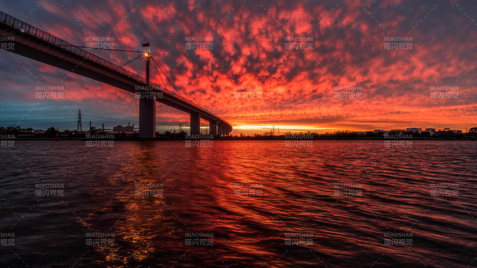 墨尔本西门大桥火烧云图片