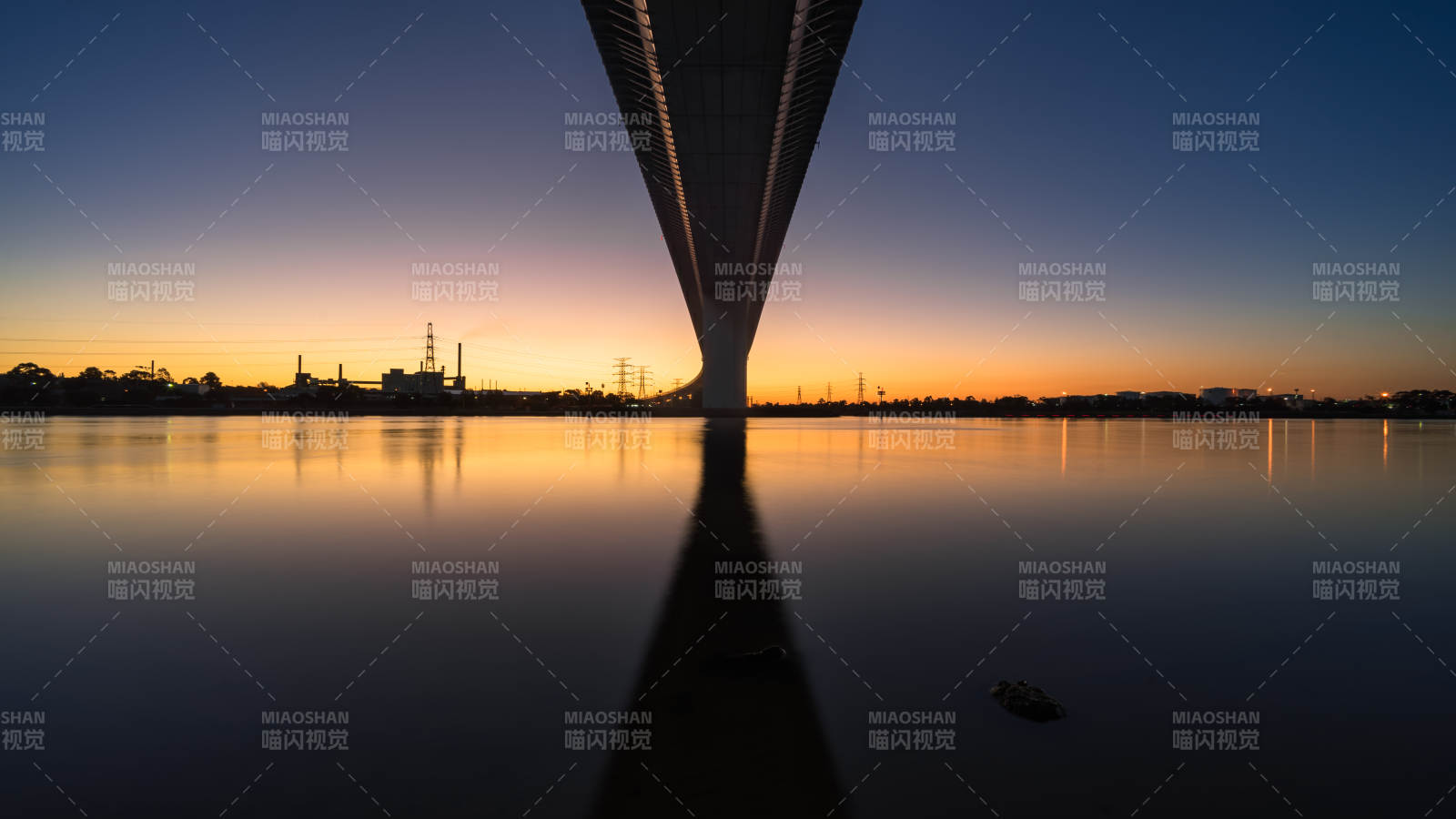 墨尔本西门大桥下黄昏 水面倒影宁静图片