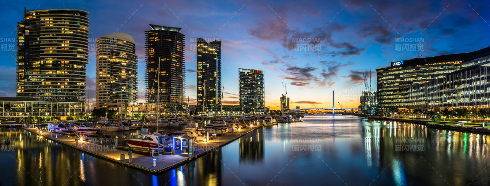 墨尔本雅拉河城市夜景与水边高楼图片