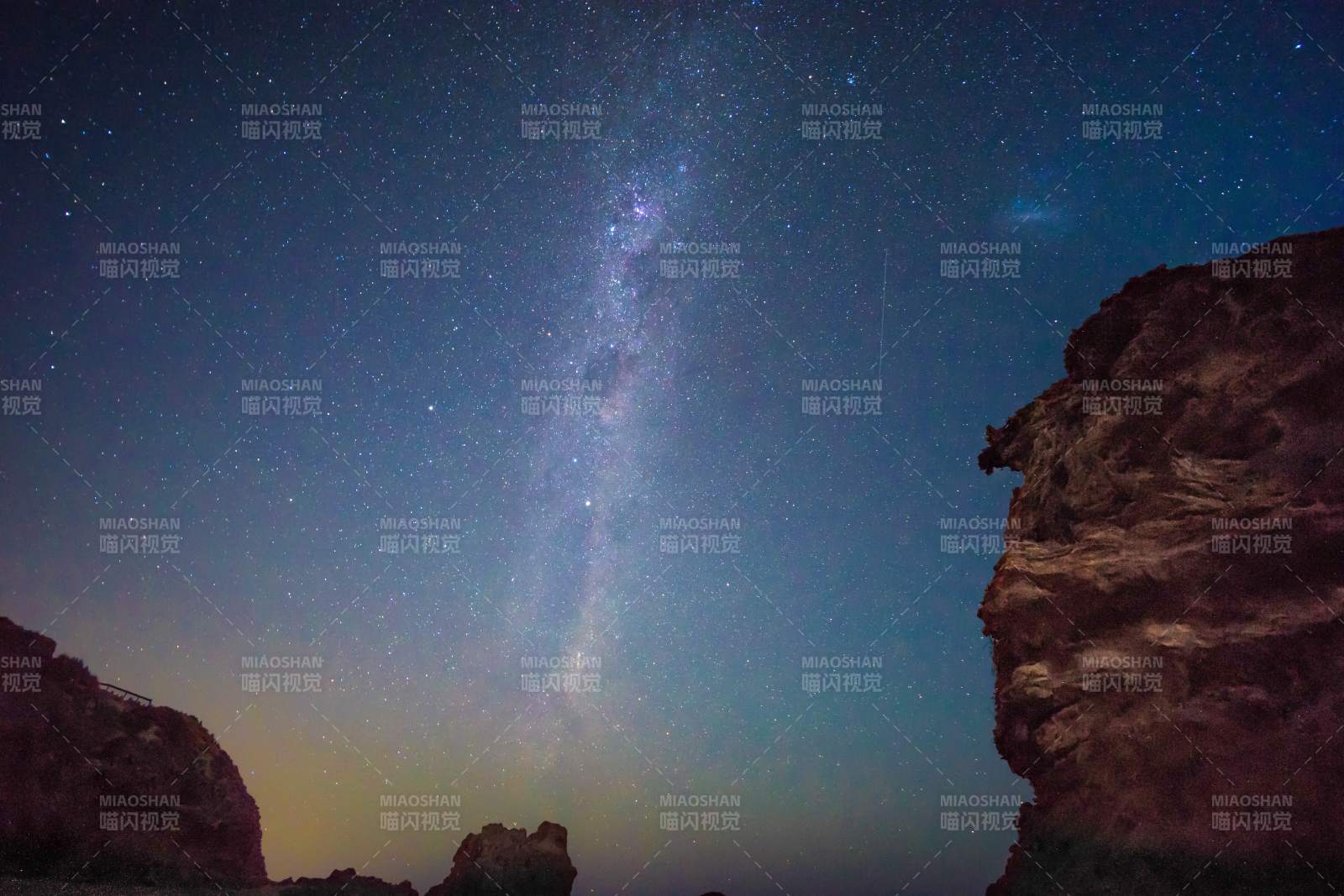 墨尔本海岸星空下的岩石奇观图片