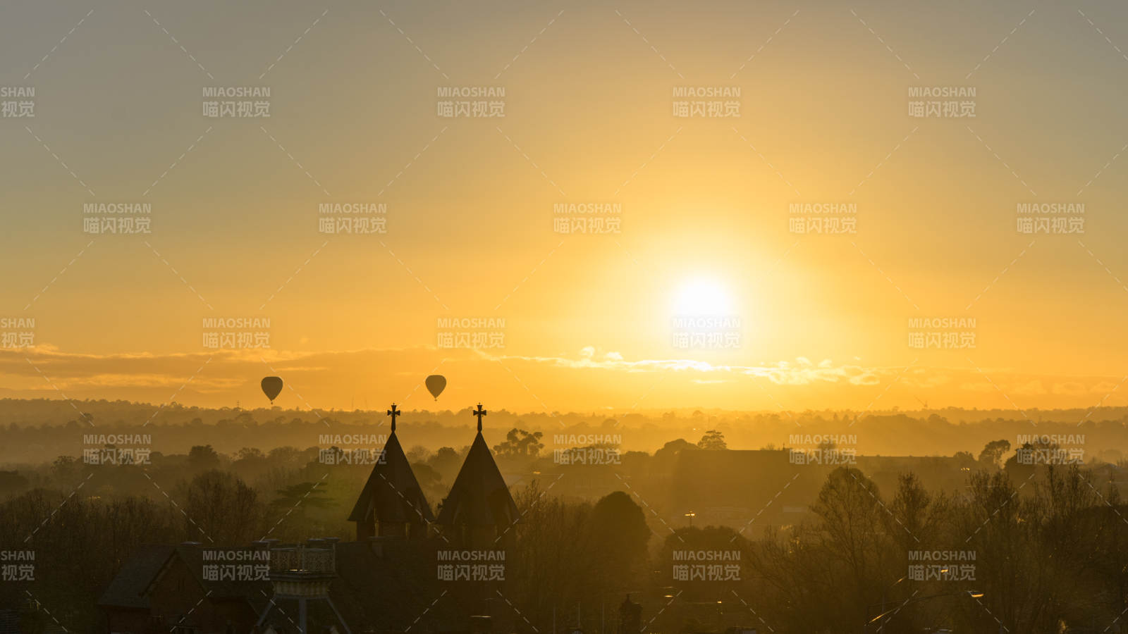 墨尔本日出热气球与教堂剪影图片