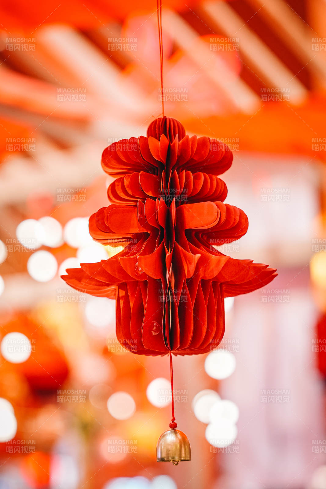 春节红色灯笼挂饰特写图片