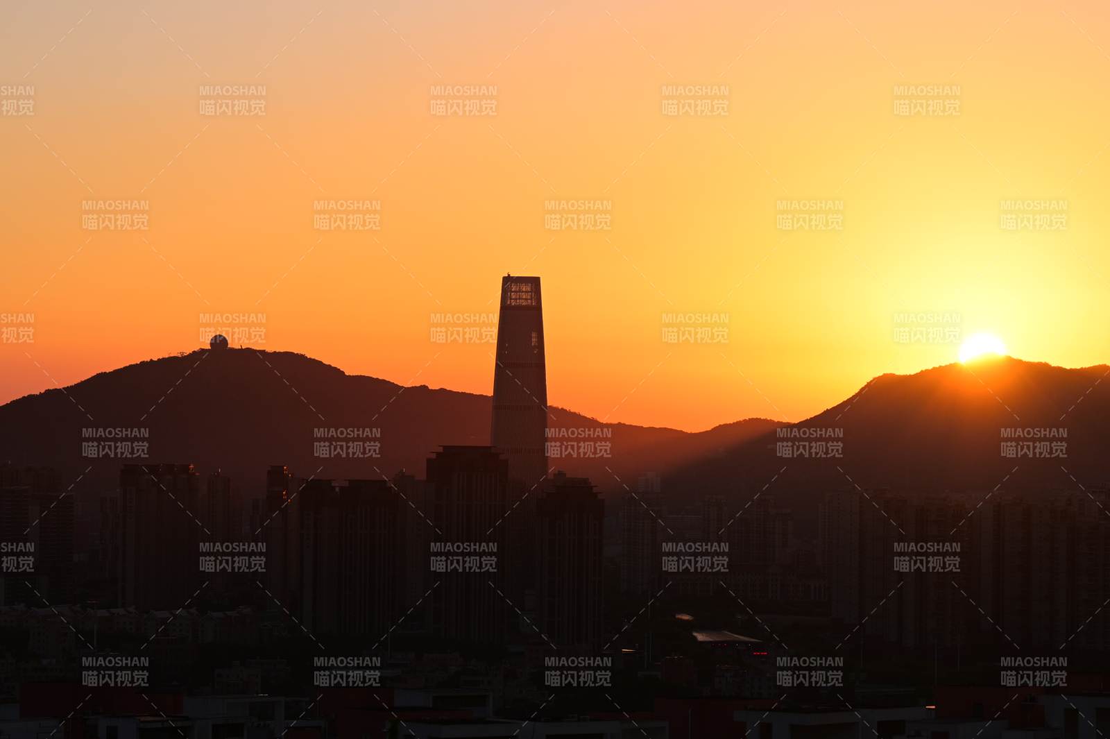 夕阳下的城市剪影图片