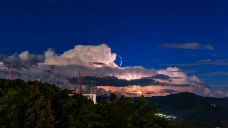 云南澜沧夜空中的闪电图片