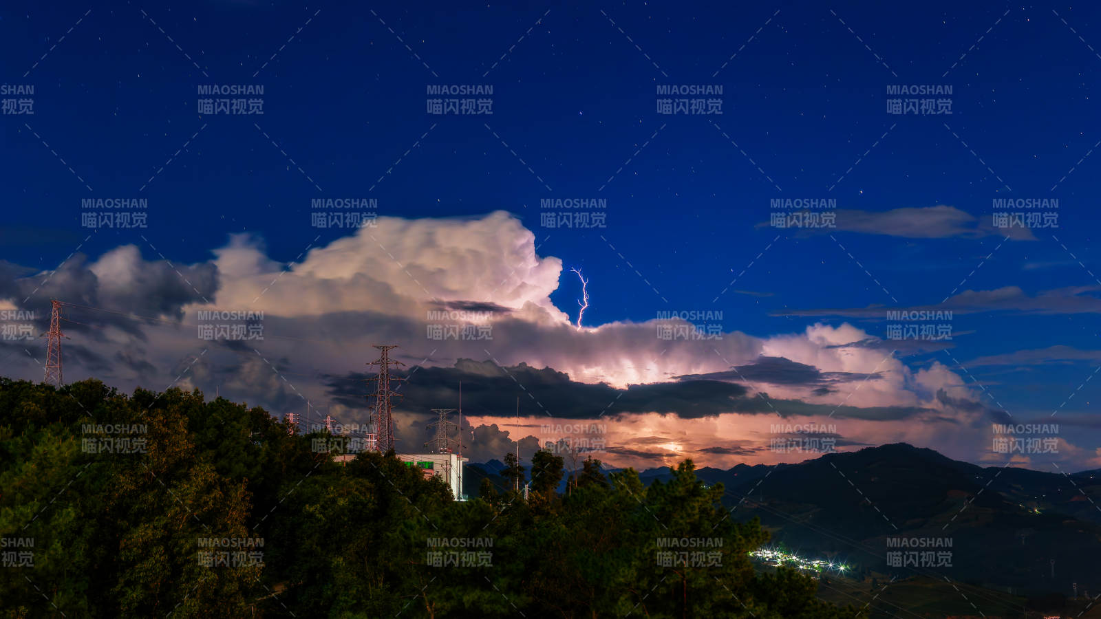 云南澜沧夜空中的闪电图片