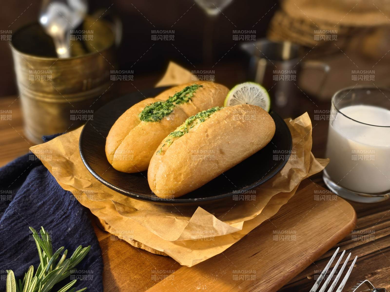 蒜香面包配牛奶图片