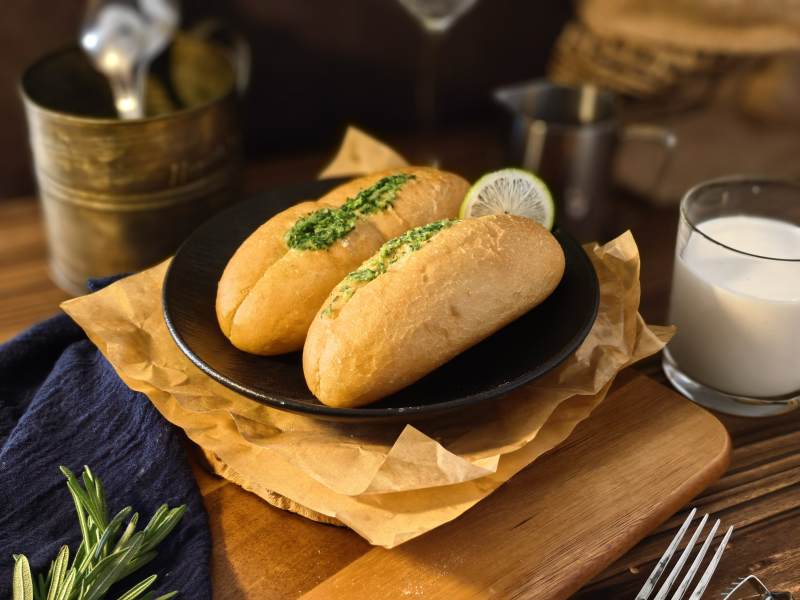 蒜香面包配牛奶图片