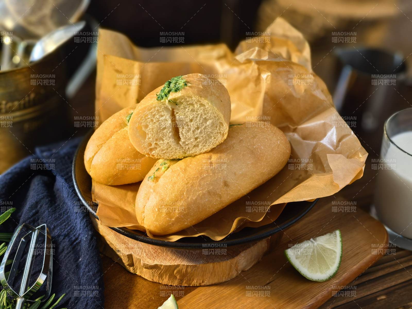 新鲜面包配牛奶早餐图片